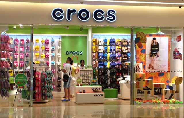 生彩噴繪簽約Crocs卡洛馳國(guó)際鞋業(yè),提供POP廣告噴繪方案
