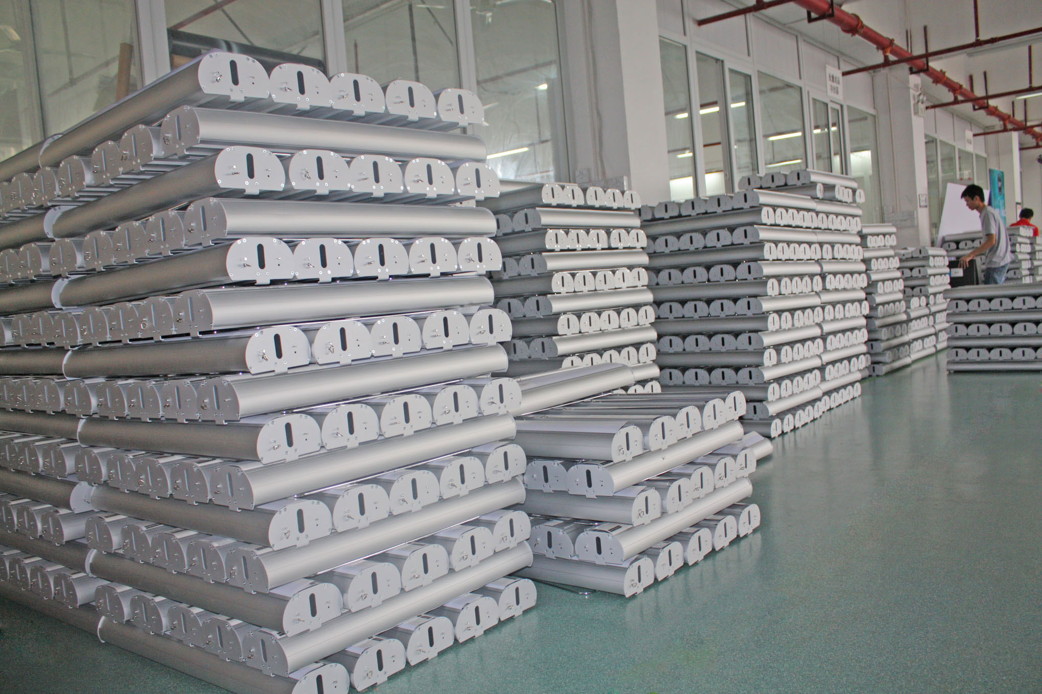 馬來西亞客戶兩個柜的吸塑促銷臺和全鋁易拉寶順利出貨。